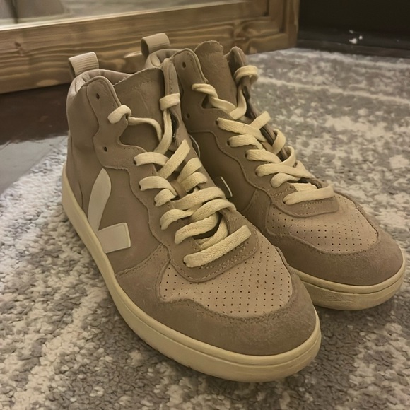 Veja V-15 Women’s 8 - Picture 2 of 5